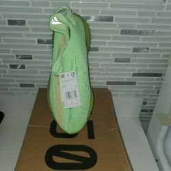 Adidas Yeezy Boost 350 V2
Glow, Size 9.5