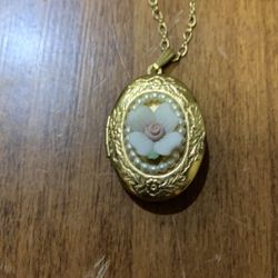 Beautiful Vintage Locket And Chain