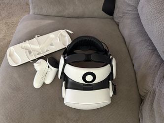 Meta Quest 3 VR Headset with Controllers and Charging Dock