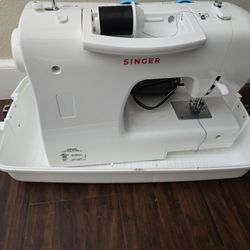 Singer Sewing Machine In Box 