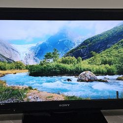 Sony Bravia 32" LCD TV (KDL-32L504) – Excellent Condition, w/ Original Sony Remote (Retail $499)