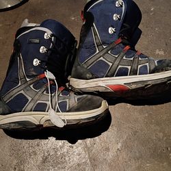Snowboarding boots