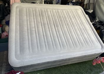 Inflatable queen mattress