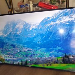 55" Roku Smart Tv 4k Great Condition Comes With Free Swivel Mount.  Great Quality Pic No Scratch 