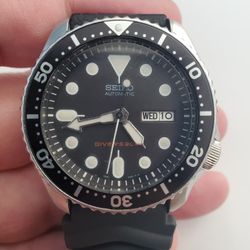Seiko SKX007 Men Diver Watch with Black Diving band Like New