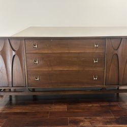Broyhill Premier Brasilia Mid-Century Modern 9-Drawer Dresser / Credenza