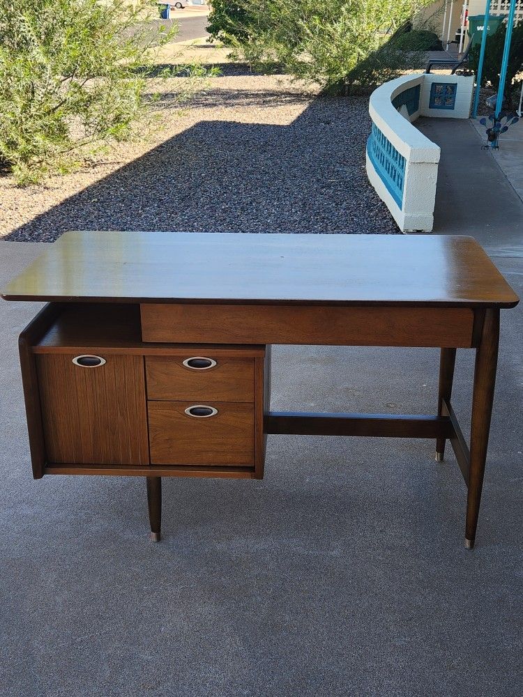 MAINLINE BY HOOKER MCM MID CENTURY DESK