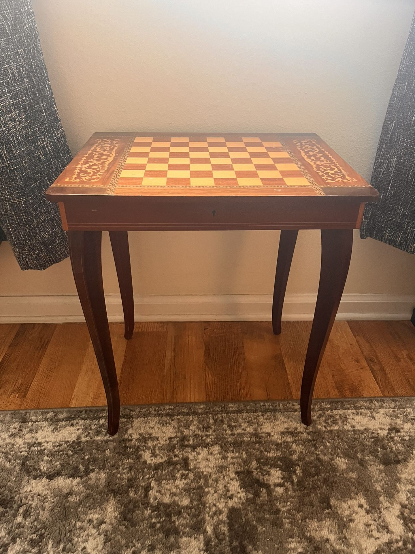 Vintage italian Chess Table - With Wind Up