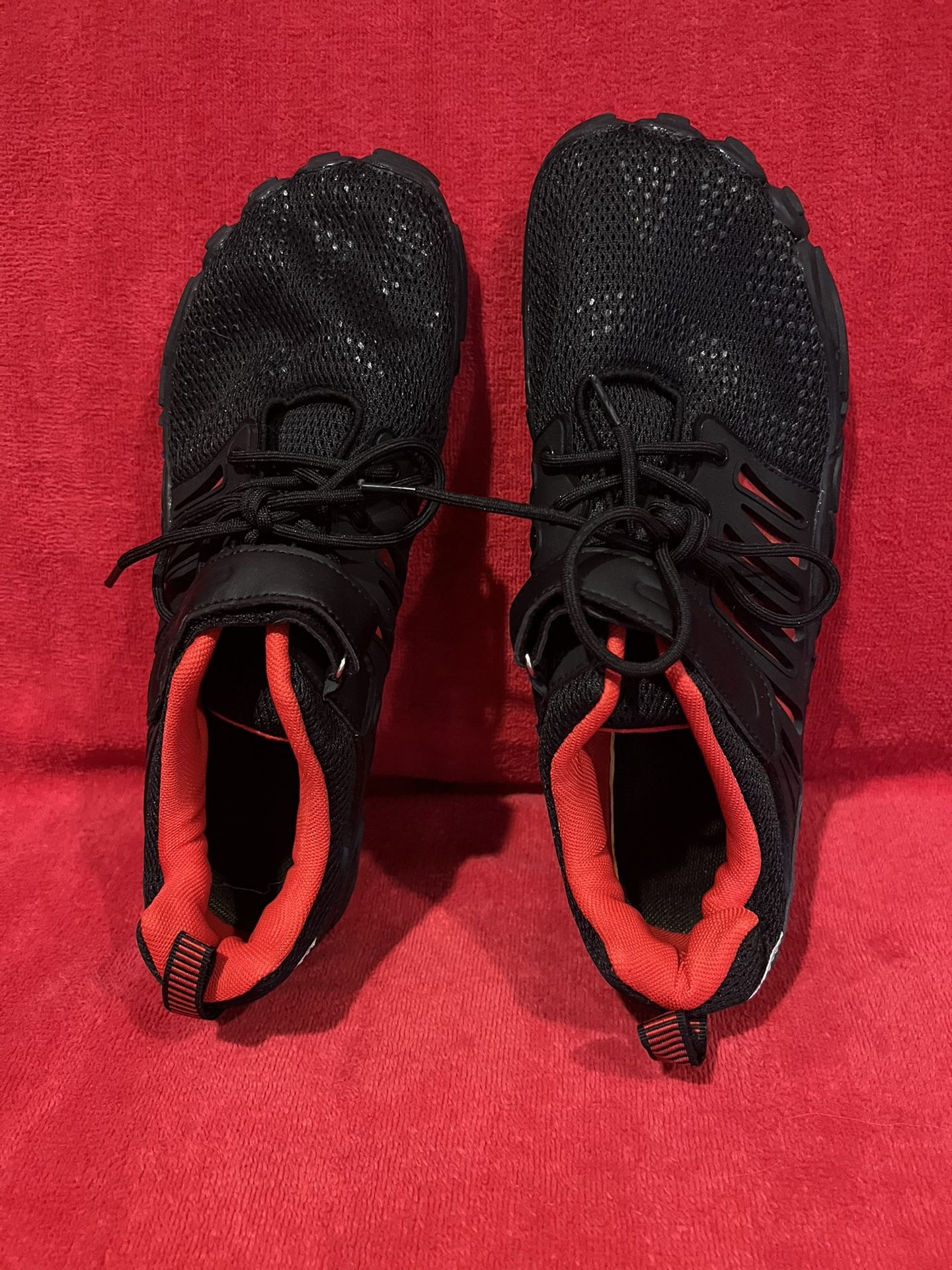 Black/Red Trim Barefoot Sneaker Shoe Size 10 (44)