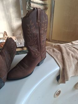 Ladies size 8 Ariat Boots paid 169.00 never been worn