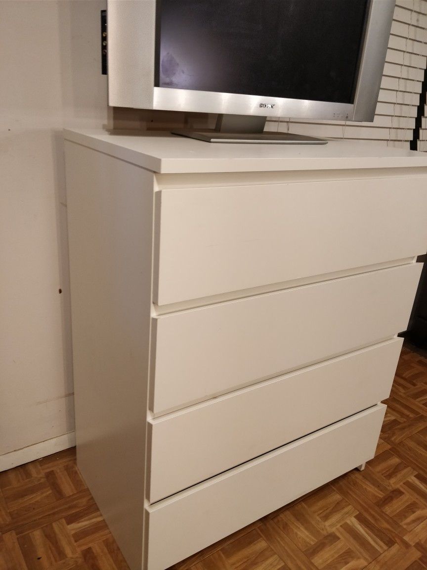 Like new white chest dresser/TV stand with big drawers in very good condition, all drawers sliding smoothly,