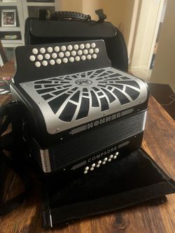 Compadre COR-1200 FBE Accordion – Excellent Condition – No Issues