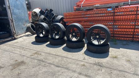 Rines 20” Usados en Buena condicion Llantas 245 45 20 5x115