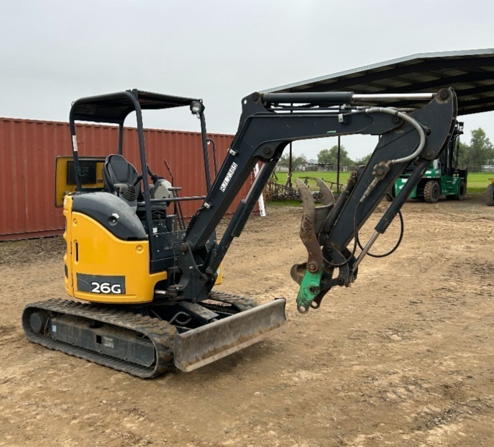 2019 JOHN DEERE 26G MINI HYDRAULIC EXCAVATOR, HYDRAULIC THUMB, AUX HYDRAULICS, BACKFILL BLADE, CANOPY, 879 HOURS INDICATED. S/N:1FF026GXTKK264790 --(L
