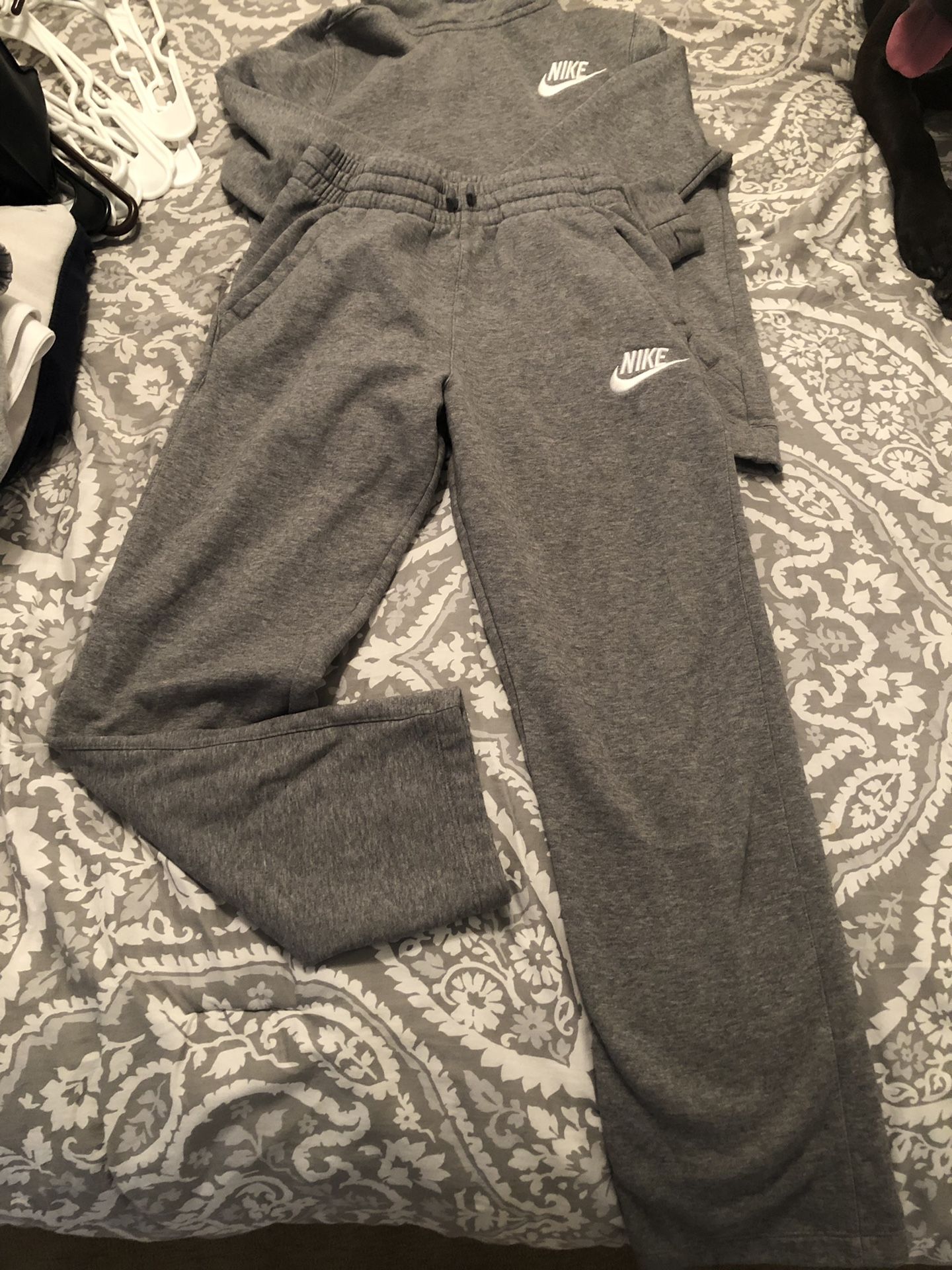 Large kids Nike sweat suit for Sale in Phoenix, AZ - OfferUp