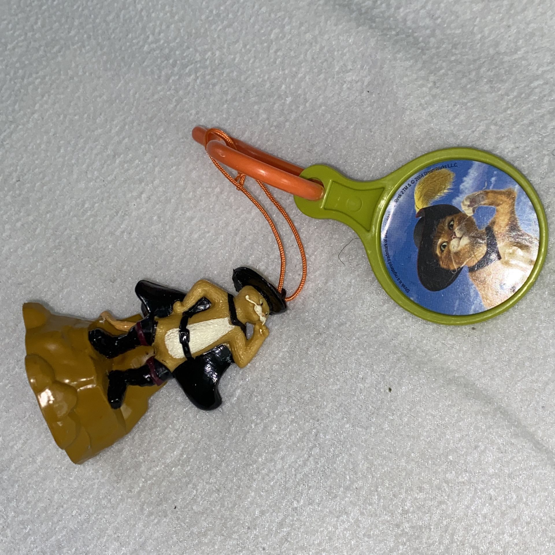 2004 Carl's Jr Kids Meal Toy Christmas Ornament & Clip on PUSS N BOOTS Shrek B017