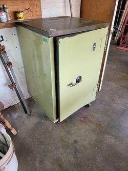 Vintage.
Safe excellent condition works perfect