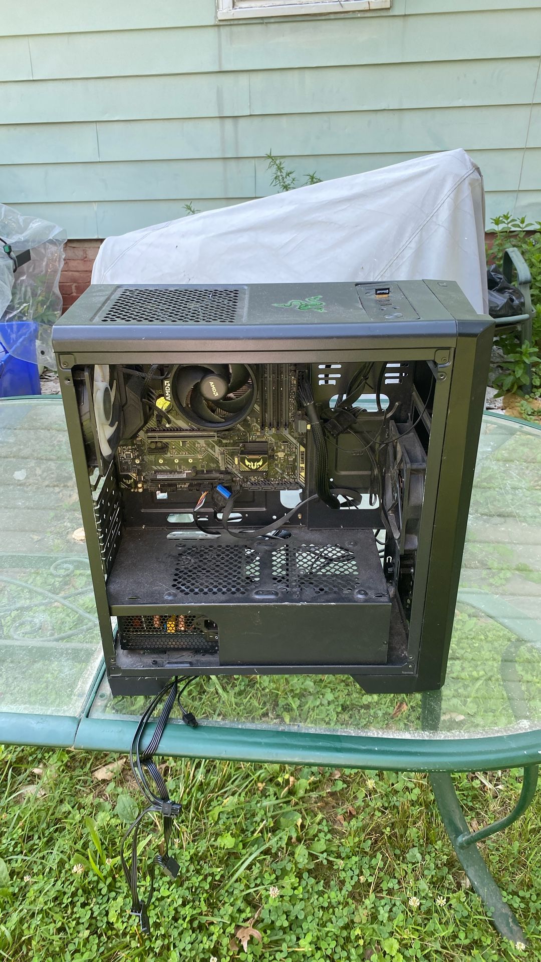 PC RIG COMES EIT EVERYTHINGN EXCEPT GRAPHICS CARD AND RAM