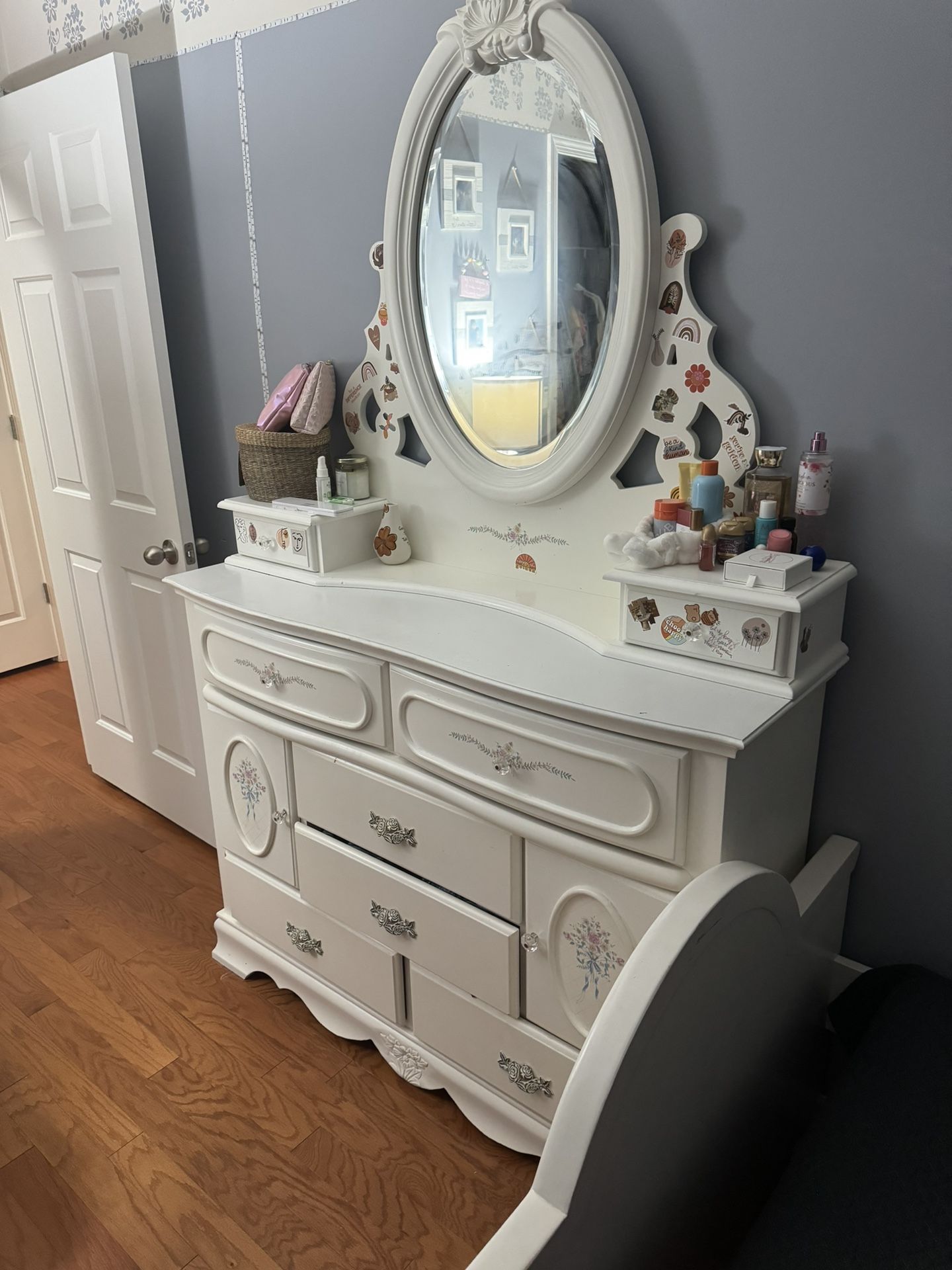 Dresser With Vanity Mirror