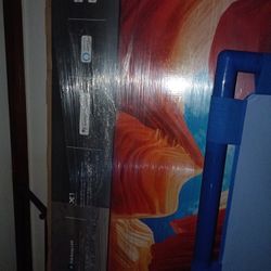85 Inch Smart Tv Flat Screen Small Crack On Bottom Right Of Screen