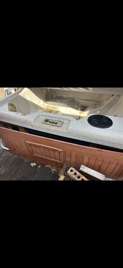 Working Hot Tub W/ Cover