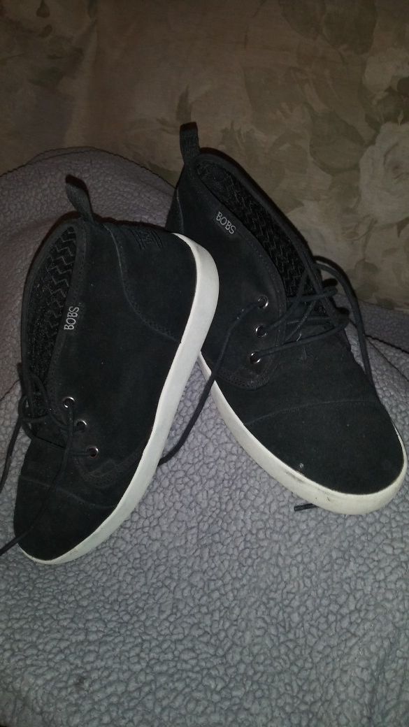 BOBS HIGH TOP SUEDE SIZE 9