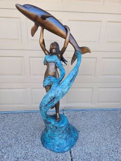3 different statues / Fountains of bronze dolphins