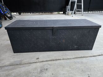 Truck tool box