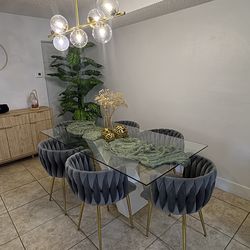 Se venden las 6 sillas y la mesa