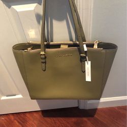 Marc Jacobs Leath Tote.NWT .