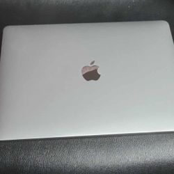 2017 Apple 13in MacBook Pro, Retina, Touch Bar, 3.5GHz Intel Core i7 , 16GB RAM, 512GB SSD, Space