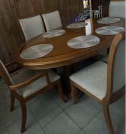 Mesa de pura madera es mediana  usada solo tiene cuatro sillas
