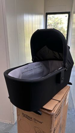 ✨Like-New Britax Zinnia Bassinet – Onyx Glacier✨
