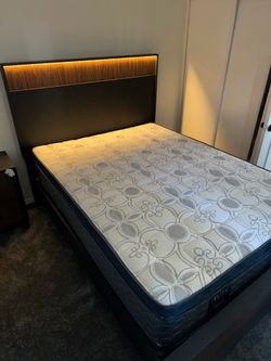 Queen size bed frame new in a box mattress included  we offer same day delivery   Cama Queen size Nueva en Caja Colchon. Incluido entregamos a domicil