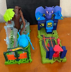 Happy Halloween: Hot Wheels City Bat Manor Attack Playset & Spider Park Attack Playset!