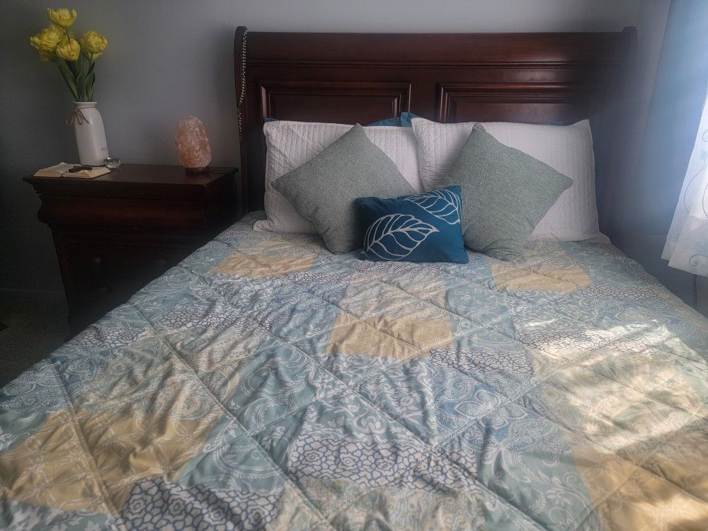 Queen Bed  Nightstan And  Dresser 