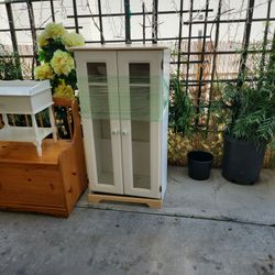 WHITE GLASS DOOR 3 SHELVE CABINET 