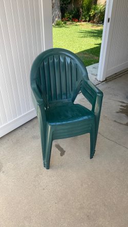 4 resin chairs
