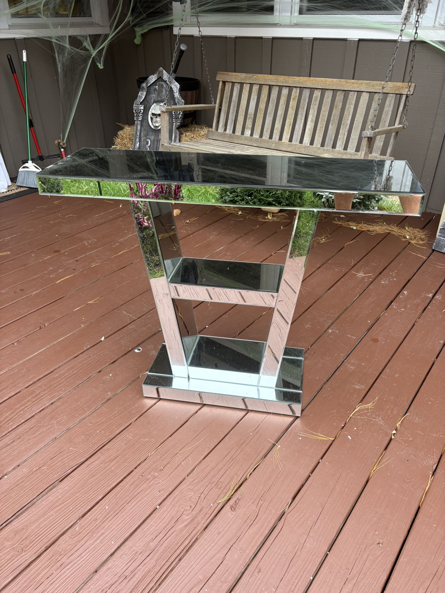 Mirrored counsel table