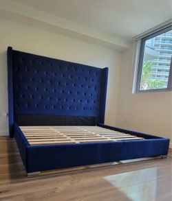 Blue king bed frame / cama king azul