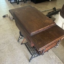 1904 Singer Sewing Machine