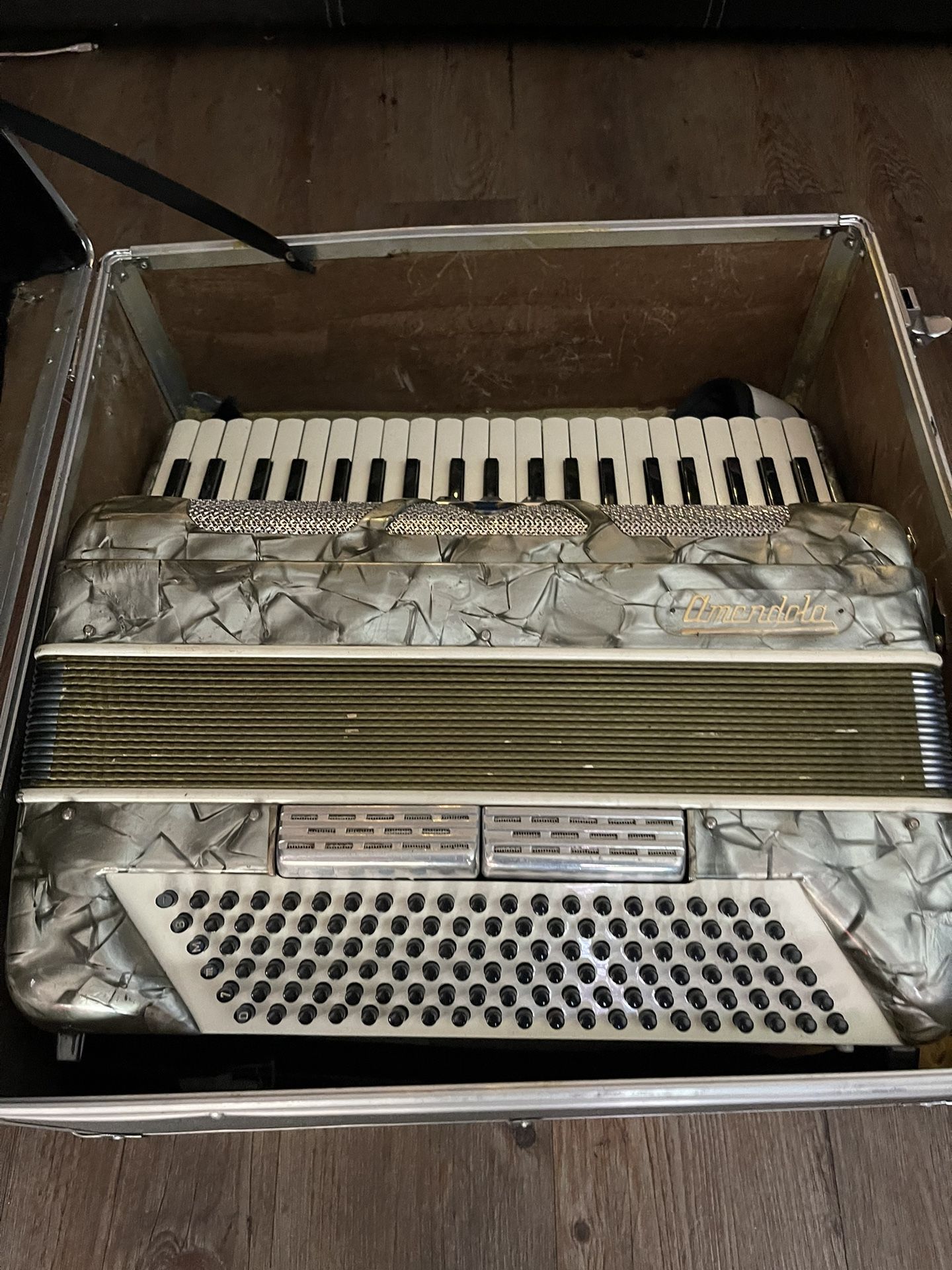 Acordeón De Teclas for Sale in Los Angeles, CA OfferUp