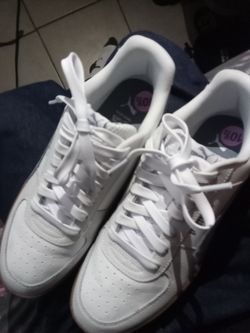 10 1/2  pumas white n green