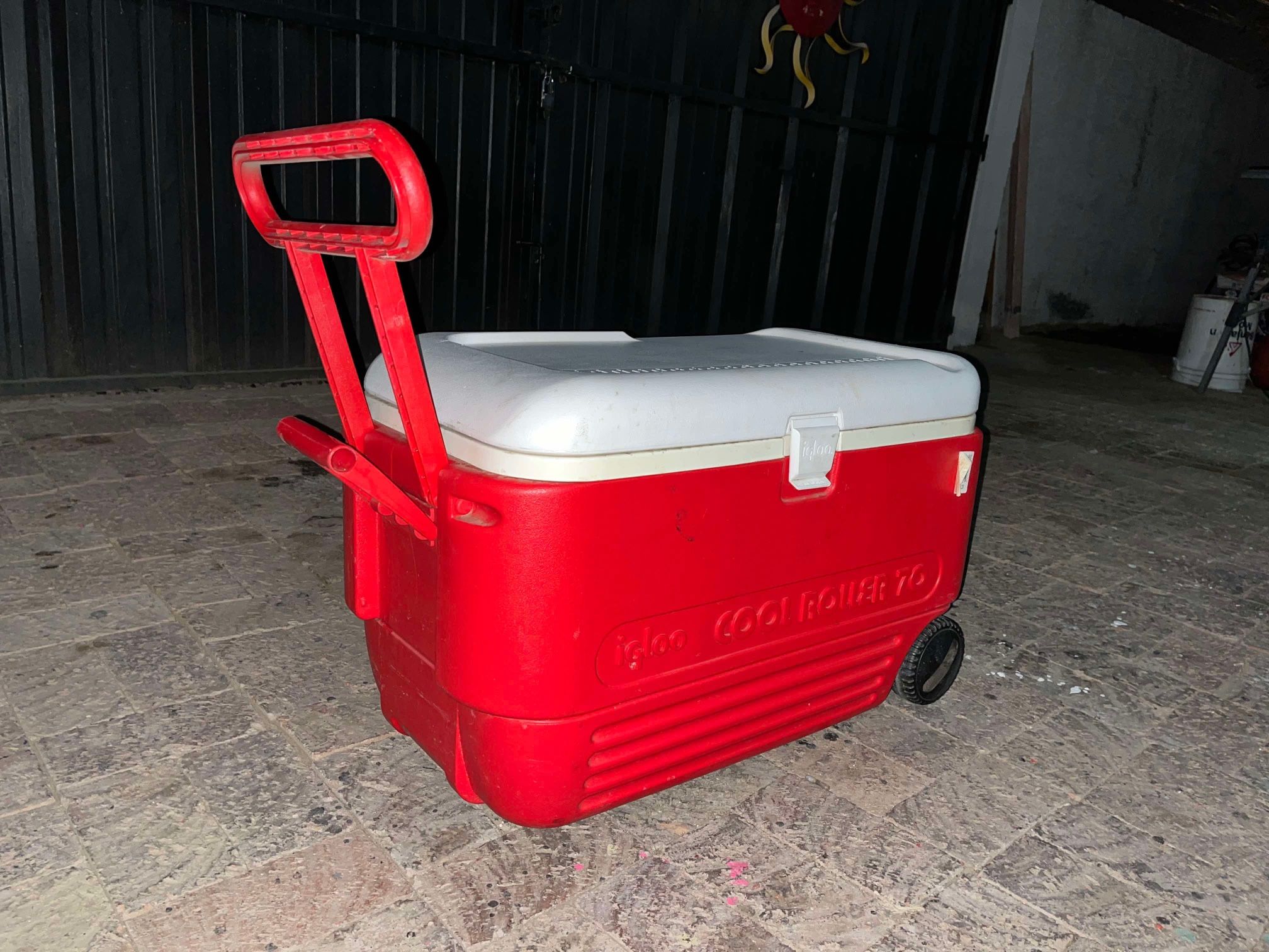 Red Igloo 38quart Wheelie Cooler (Hielera)