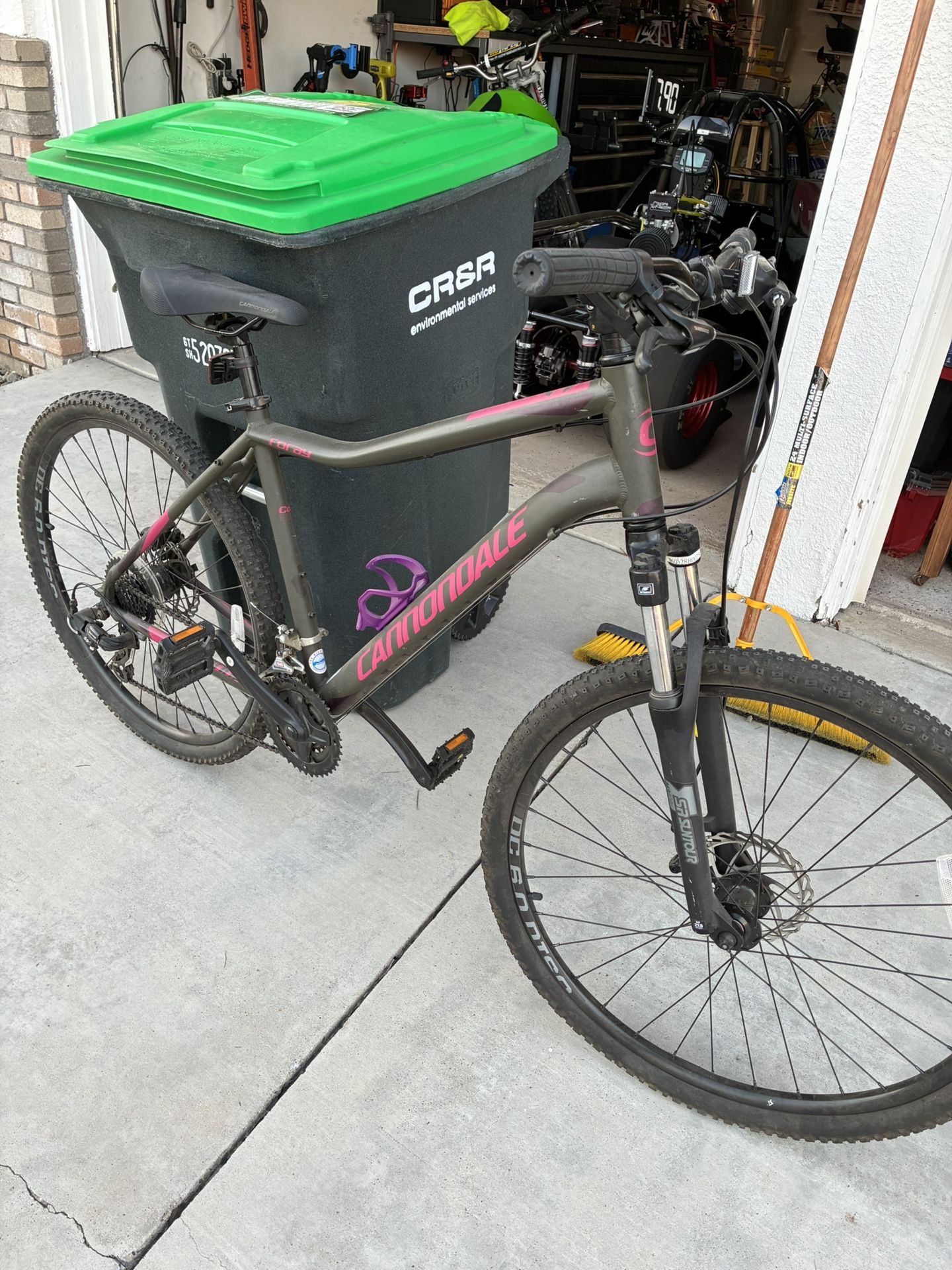 29 inch women’s Cannondale mountain bike