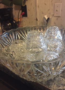 Vintage punch bowl w/10 cups. 15.00