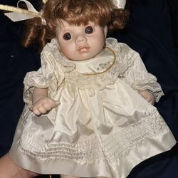 Dolls by Pauline Cherubs Brwn Hair Brwn Eyes White Dress Colection 