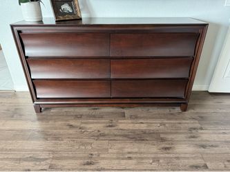 Crate and barrel Real mahogany wood 6 drawer dresser ￼velvet lining inside