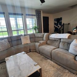 6 Piece Sectional w/ Power Recliners And Multiple USB Charging Ports. 