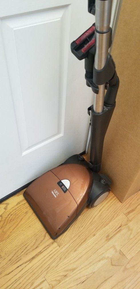 NEW cond MIELE ART MODEL , ATTACHMENTS , AMAZING POWER SUCTION , WORKS EXCELLENT , IN THE BOX